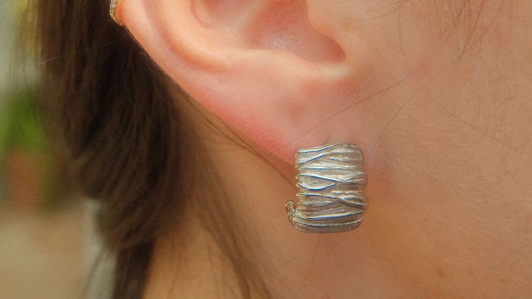 Crinkled texture earrings