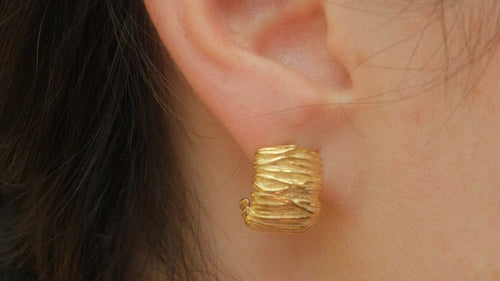 Crinkled texture earrings