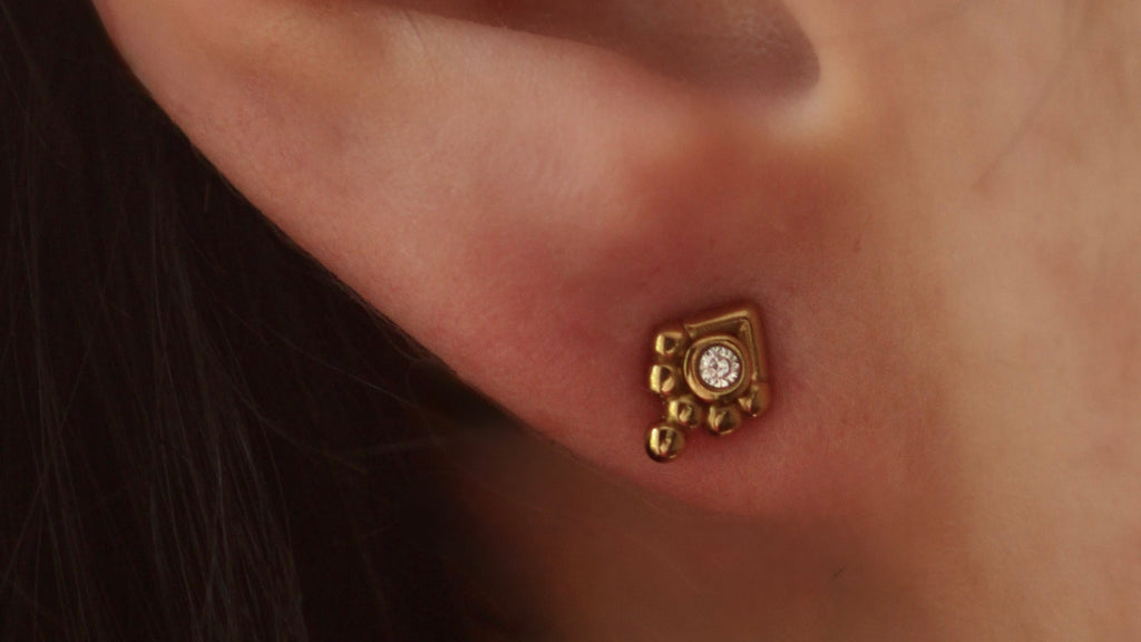 Trident studs