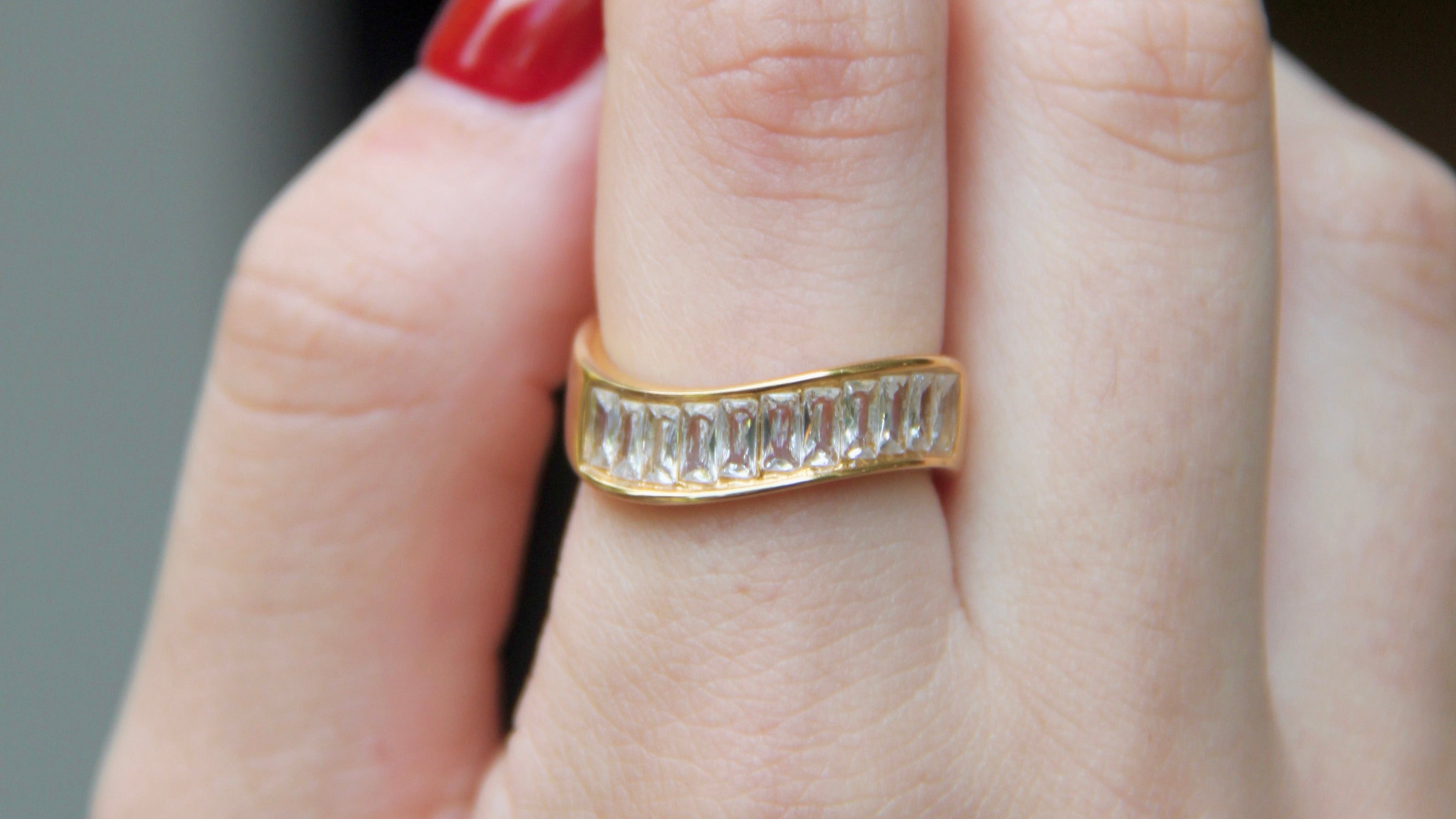 Wavy diamond structure ring