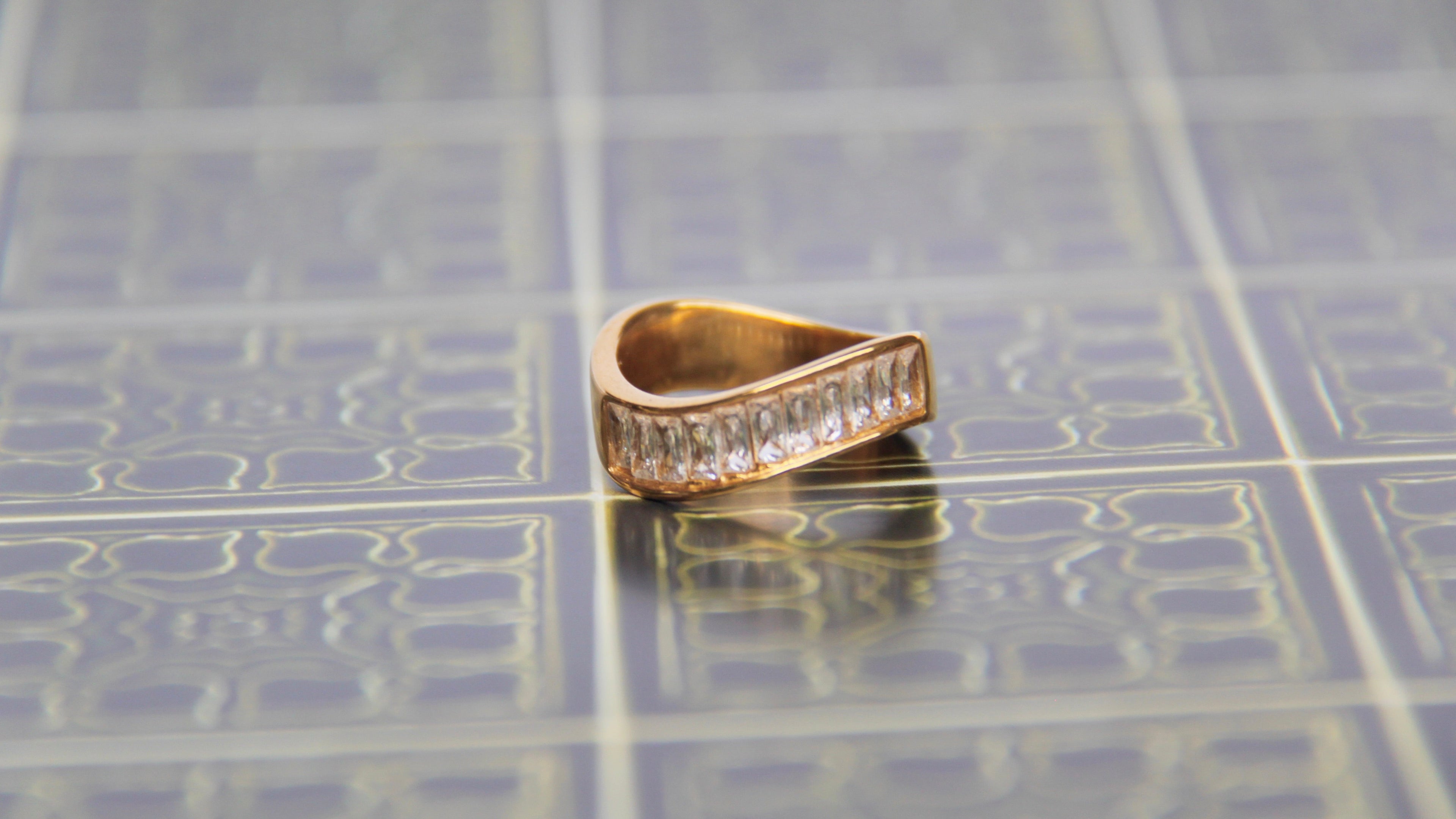 Wavy diamond structure ring
