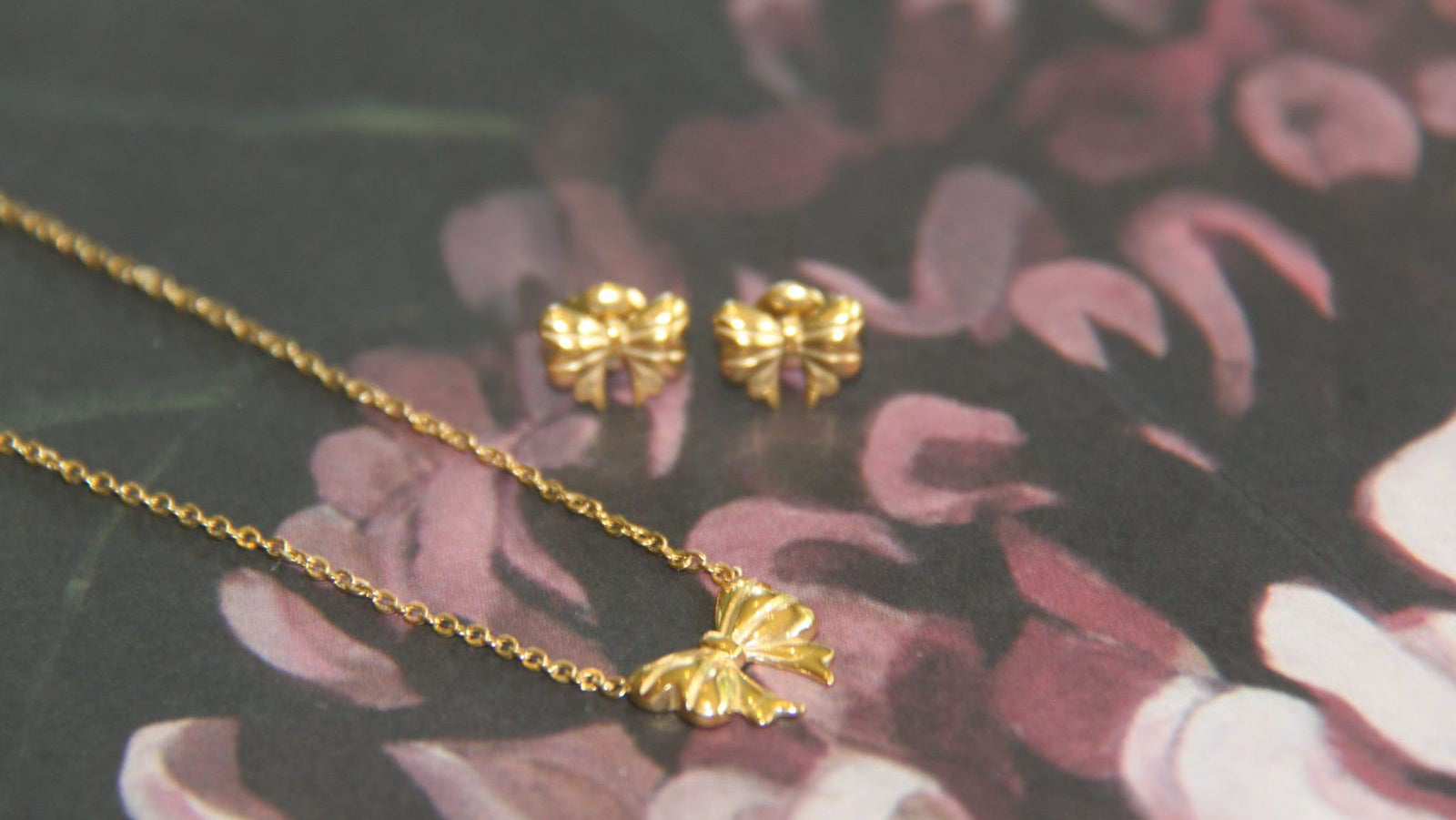 Gold bow necklace