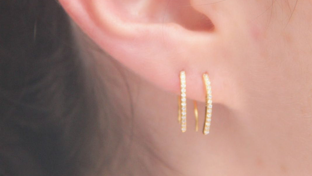 Curved zircon pin earrings