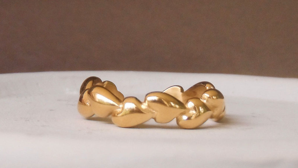 Side hearts ring