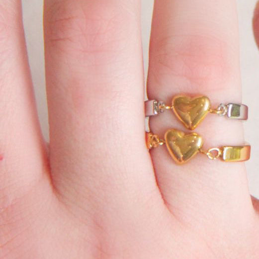 Swinging heart ring