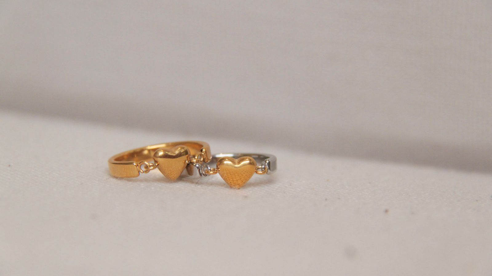 Swinging heart ring
