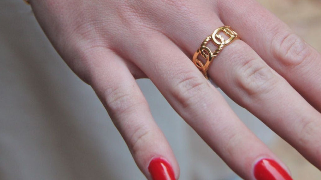 Twisted link chain ring